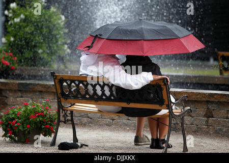 Agosto 21, 2010 - Montreal, Quebec, Canada - Ventilatori a sedersi su una panchina di fronte a una fontana in attesa dell'inizio di ogni giornata di attività durante una pioggia di ritardo al Rogers Tennis Cup a Stade Uniprix a Montreal, Canada..Mandatory Credit: Philippe Champoux / Southcreek globale di credito (Immagine: © Phillippe Champoux/Southcreek globale/ZUMApress.com) Foto Stock