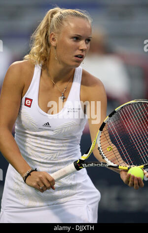 Agosto 21, 2010 - Montreal, Quebec, Canada - Seconda seminate Caroline Wozniaki dalla Danimarca in azione di gioco nel suo semi-match finale durante il Rogers Tennis Cup a Stade Uniprix a Montreal, Canada. Wozniacki era leader 2 punti a nessuno nel primo set prima della pioggia ritardo..Mandatory Credit: Philippe Champoux / Southcreek globale di credito (Immagine: © Phillippe Champoux/Southcreek globale/Z Foto Stock