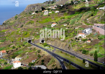 Madeira Portogallo. Una vista dell'isola le reti stradali che corrono attraverso numerose gallerie taglio attraverso il paesaggio roccioso Foto Stock