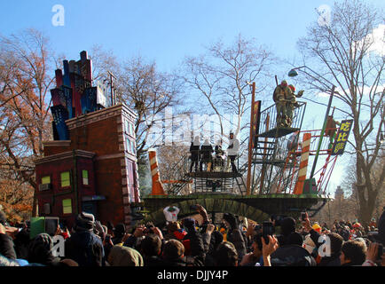 New York, Stati Uniti d'America. Il 28 novembre 2013. Le persone che frequentano il Macy's Thanksgiving Day Parade di New York, Stati Uniti, nov. 28, 2013. (Xinhua/Wu Rong) Foto Stock