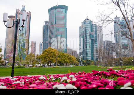 Vista da Luijazui centrale spazio verde (Luijazui Park) di Pudong, Shanghai, Cina (vedere la descrizione per i dettagli di edifici) Foto Stock