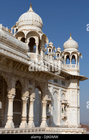 Facciata di marmo bianco del magnifico tempio Jaswant Thada . Questo tempio è noto come 'Piccola Taj'. Foto Stock