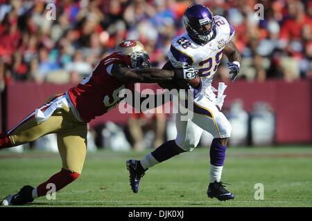 Agosto 22, 2010 - San Francisco, California, Stati Uniti d'America - Minnesota Vikings RB Adrian Peterson (28) scivola via da San Francisco 49ers LB Parys Haralson (98) durante la NFL preseason game tra San Francisco 49ers e il Minnesota Vikings al Candlestick Park di San Francisco, CA. Il 49ers piombo 7-3 a metà. (Credito Immagine: © Matt Cohen/Southcreek globale/ZUMA Foto Stock