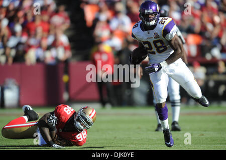 Agosto 22, 2010 - San Francisco, California, Stati Uniti d'America - Minnesota Vikings RB Adrian Peterson (28) scivola un affrontare da San Francisco 49ers LB Parys Haralson (98) durante la NFL preseason game tra San Francisco 49ers e il Minnesota Vikings al Candlestick Park di San Francisco, CA. Il 49ers battere i vichinghi visita 15-10. (Credito Immagine: © Matt Cohen/Southcr Foto Stock