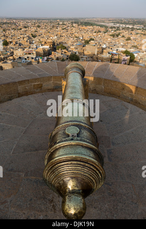 Un cannone donato dall'esercito britannico domina una delle torri difensive della parete del fort in Jaisalmer Foto Stock