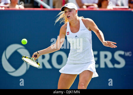 Agosto 23, 2010 - Montreal, Quebec, Canada - #2 seminate player, Caroline WOZNIACKI (DEN), ha preso jusy 74 minuti per vincere la Coppa di Rogers finali al Uniprix Stadium di Montreal, Quebec, Canada. Wozniacki sconfitto Vera ZVONAREVA 6-3, 6-2 per vincere il campionato lunedì pomeriggio a causa weekend pioggia ritardi. (Credito Immagine: © Leon Svizz/Southcreek globale/ZUMApress.com) Foto Stock