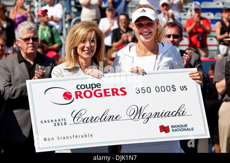 Agosto 23, 2010 - Montreal, Quebec, Canada - #2 seminate player, Caroline WOZNIACKI (DEN), ha preso jusy 74 minuti per vincere la Coppa di Rogers finali al Uniprix Stadium di Montreal, Quebec, Canada. Wozniacki sconfitto Vera ZVONAREVA 6-3, 6-2 per vincere il campionato lunedì pomeriggio a causa weekend pioggia ritardi. (Credito Immagine: © Leon Svizz/Southcreek globale/ZUMApress.com) Foto Stock