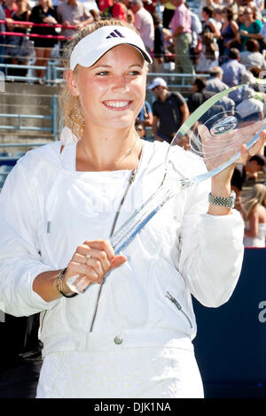 Agosto 23, 2010 - Montreal, Quebec, Canada - #2 seminate player, Caroline WOZNIACKI (DEN), ha preso jusy 74 minuti per vincere la Coppa di Rogers finali al Uniprix Stadium di Montreal, Quebec, Canada. Wozniacki sconfitto Vera ZVONAREVA 6-3, 6-2 per vincere il campionato lunedì pomeriggio a causa weekend pioggia ritardi. (Credito Immagine: © Leon Svizz/Southcreek globale/ZUMApress.com) Foto Stock