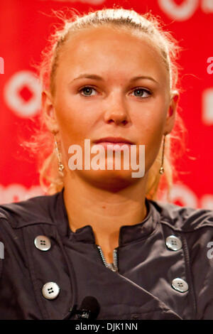 Agosto 23, 2010 - Montreal, Quebec, Canada - #2 seminate player, Caroline WOZNIACKI (DEN), ha preso jusy 74 minuti per vincere la Coppa di Rogers finali al Uniprix Stadium di Montreal, Quebec, Canada. Wozniacki sconfitto Vera ZVONAREVA 6-3, 6-2 per vincere il campionato lunedì pomeriggio a causa weekend pioggia ritardi. (Credito Immagine: © Leon Svizz/Southcreek globale/ZUMApress.com) Foto Stock