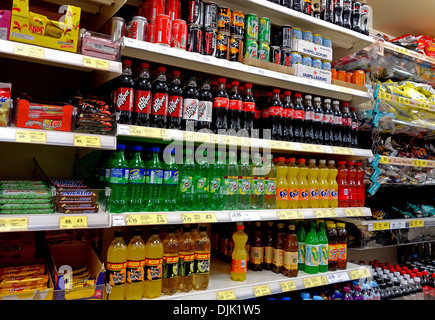 Bevande analcoliche e spuntini in vendita in un supermercato uk Foto Stock