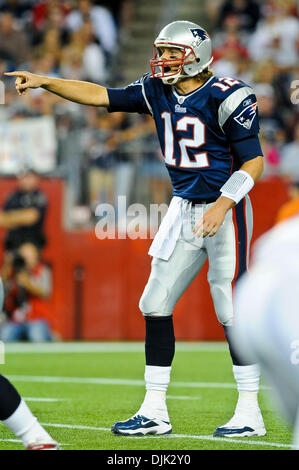 Agosto 26, 2010 - Foxborough, Massachusetts, Stati Uniti d'America - New England Patriots' QB TOM BRADY (12) punti alla difesa. Il St. Louis Rams sconfiggere il New England Patriots 36-35 in un pre-stagione partita a Gillette Stadium. (Credito Immagine: © Geoff Bolte/Southcreek globale/ZUMApress.com) Foto Stock