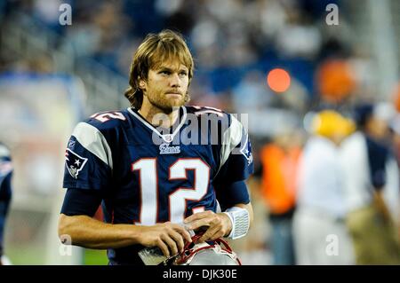 Agosto 26, 2010 - Foxborough, Massachusetts, Stati Uniti d'America - New England Patriots' QB TOM BRADY (12) guarda il quadro di valutazione. Il St. Louis Rams sconfiggere il New England Patriots 36-35 in un pre-stagione partita a Gillette Stadium. (Credito Immagine: © Geoff Bolte/Southcreek globale/ZUMApress.com) Foto Stock