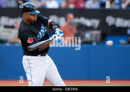 Agosto 27, 2010 - Toronto, Ontario, Canada - Toronto Blue Jays center fielder Vernon Wells #10 con un fallo punta contro la Detroit Tigers durante il venerdì sera gioco presso il Rogers Centre in Toronto. Il Toronto Blue Jays sconfitto il Detroit Tigers da un punteggio di 3-2 in undicesimo inning. (Credito Immagine: © Darren aquile Southcreek/Global/ZUMApress.com) Foto Stock