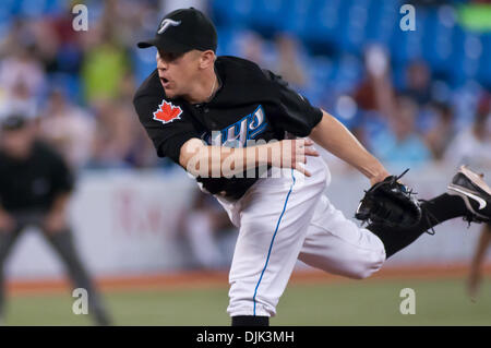 Agosto 27, 2010 - Toronto, Ontario, Canada - Toronto Blue Jays relief pitcher Shawn Camp #57 offre contro la Detroit Tigers durante il venerdì sera gioco presso il Rogers Centre in Toronto. Il Toronto Blue Jays sconfitto il Detroit Tigers da un punteggio di 3-2 in undicesimo inning. (Credito Immagine: © Darren aquile Southcreek/Global/ZUMApress.com) Foto Stock