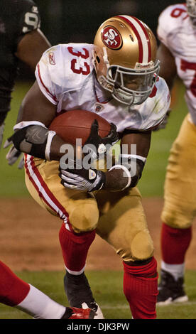 Aug 28, 2010 - Oakland, la California, Stati Uniti - San Francisco 49ers cornerback NATE CLEMENTS #22 rendono il suo modo attraverso raider linea durante la Oakland Raiders vs San Francisco 49ers del gioco del calcio a Oakland presso la contea di Alameda Coliseum sabato. Il 49ers battere i raider 28 - 24. (Immagine di credito: Al di Golub/ZUMApress.com) Foto Stock