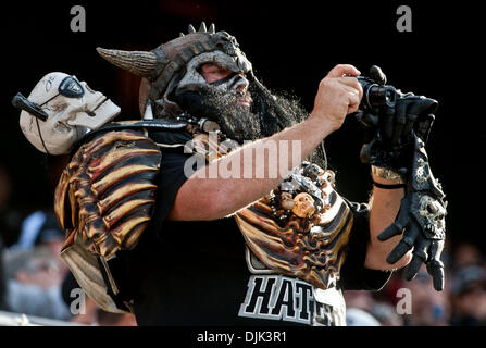 Aug 28, 2010 - Oakland, la California, Stati Uniti - Ventola di Raider fotografie della sua squadra durante la Oakland Raiders vs San Francisco 49ers del gioco del calcio a Oakland presso la contea di Alameda Coliseum sabato. Il 49ers battere i raider 28 - 24. (Immagine di credito: Al di Golub/ZUMApress.com) Foto Stock