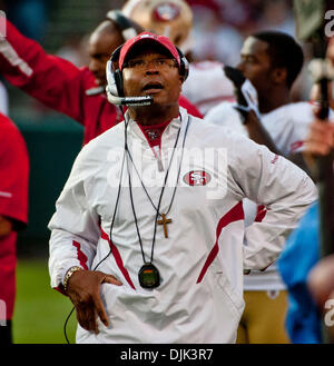 Aug 28, 2010 - Oakland, la California, Stati Uniti - 49er capo allenatore Mike SINGLETARY durante la Oakland Raiders vs San Francisco 49ers del gioco del calcio a Oakland presso la contea di Alameda Coliseum sabato. Il 49ers battere i raider 28 - 24. (Immagine di credito: Al di Golub/ZUMApress.com) Foto Stock