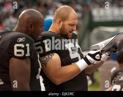 Aug 28, 2010 - Oakland, la California, Stati Uniti - Oakland Raiders guard Allen Smith e il centro CHRIS MORRIS #51 formazioni di controllo durante la Oakland Raiders vs San Francisco 49ers del gioco del calcio a Oakland presso la contea di Alameda Coliseum sabato. Il 49ers battere i raider 28 - 24. (Immagine di credito: Al di Golub/ZUMApress.com) Foto Stock