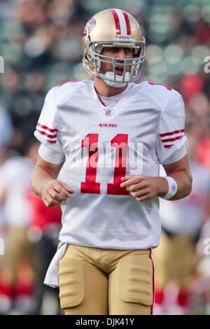 Agosto 28, 2010 - Oakland, in California, Stati Uniti d'America - 28 agosto. 2010: San Francisco 49ers QB Alex Smith (11) durante la preseason game al Oakland-Alameda County Coliseum. Il San Francisco 49ers sconfitto Oakland Raiders nella battaglia della baia 28-24. (Credito Immagine: © Konsta Goumenidis/Southcreek globale/ZUMApress.com) Foto Stock