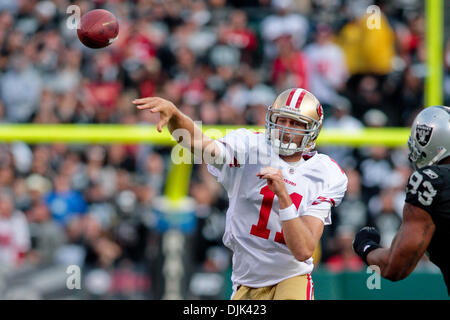 Agosto 28, 2010 - Oakland, in California, Stati Uniti d'America - 28 agosto. 2010: San Francisco 49ers QB Alex Smith (11) durante la preseason game al Oakland-Alameda County Coliseum. Il San Francisco 49ers sconfitto Oakland Raiders nella battaglia della baia 28-24. (Credito Immagine: © Konsta Goumenidis/Southcreek globale/ZUMApress.com) Foto Stock