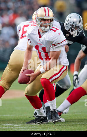 Agosto 28, 2010 - Oakland, in California, Stati Uniti d'America - 28 agosto. 2010: San Francisco 49ers QB Alex Smith (11) durante la preseason game al Oakland-Alameda County Coliseum. Il San Francisco 49ers sconfitto Oakland Raiders nella battaglia della baia 28-24. (Credito Immagine: © Konsta Goumenidis/Southcreek globale/ZUMApress.com) Foto Stock