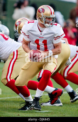 Agosto 28, 2010 - Oakland, in California, Stati Uniti d'America - 28 agosto. 2010: San Francisco 49ers QB Alex Smith (11) durante la preseason game al Oakland-Alameda County Coliseum. Il San Francisco 49ers sconfitto Oakland Raiders nella battaglia della baia 28-24. (Credito Immagine: © Konsta Goumenidis/Southcreek globale/ZUMApress.com) Foto Stock