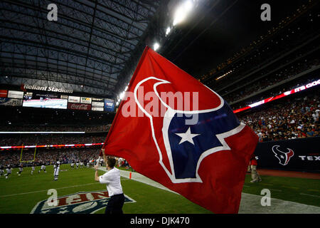 Agosto 28, 2010 - Houston, Texas, Stati Uniti d'America - un gigante Texans bandiera onde in campo dopo un touchdown. Houston Texans sconfitta Dallas Cowboys 23-7 al Reliant Stadium di Houston, Texas. (Credito Immagine: © Anthony Vasser/Southcreek globale/ZUMApress.com) Foto Stock