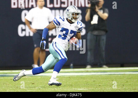 Agosto 28, 2010 - Houston, Texas, Stati Uniti d'America - Dallas Cowboys CB Bryan McCann (#37) scorre libera nel backfield. Houston Texans sconfitta Dallas Cowboys 23-7 al Reliant Stadium di Houston, Texas. (Credito Immagine: © Anthony Vasser/Southcreek globale/ZUMApress.com) Foto Stock