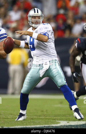 Agosto 28, 2010 - Houston, Texas, Stati Uniti d'America - Dallas Cowboys QB Tony Romo (#9) ultimo indietreggia per un tiro downfield. Houston Texans sconfitta Dallas Cowboys 23-7 al Reliant Stadium di Houston, Texas. (Credito Immagine: © Anthony Vasser/Southcreek globale/ZUMApress.com) Foto Stock