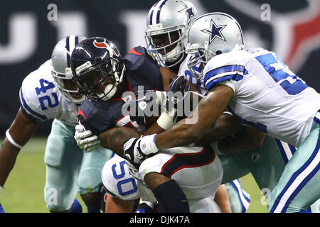 Agosto 28, 2010 - Houston, Texas, Stati Uniti d'America - Houston Texans RB Geremia Johnson (#24) spinge attraverso il Dallas Cowboys linea difensiva. Houston Texans sconfitta Dallas Cowboys 23-7 al Reliant Stadium di Houston, Texas. (Credito Immagine: © Anthony Vasser/Southcreek globale/ZUMApress.com) Foto Stock