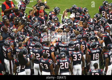 Agosto 28, 2010 - Houston, Texas, Stati Uniti d'America - Houston Texans raccogliere a centrocampo prima del gioco. Houston Texans sconfitta Dallas Cowboys 23-7 al Reliant Stadium di Houston, Texas. (Credito Immagine: © Anthony Vasser/Southcreek globale/ZUMApress.com) Foto Stock