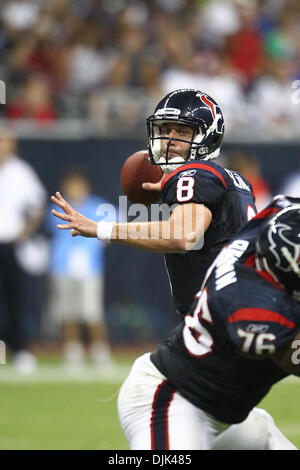 Agosto 28, 2010 - Houston, Texas, Stati Uniti d'America - Houston Texans QB Matt Schaub (#8) ultimo indietreggia per un tiro downfield. Houston Texans sconfitta Dallas Cowboys 23-7 al Reliant Stadium di Houston, Texas. (Credito Immagine: © Anthony Vasser/Southcreek globale/ZUMApress.com) Foto Stock