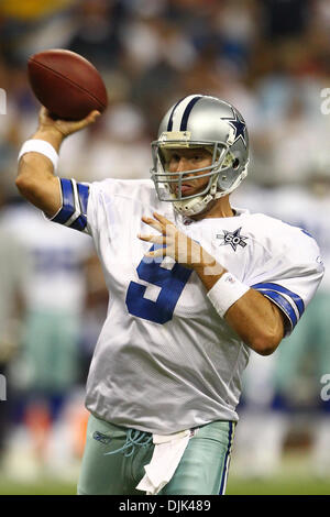 Agosto 28, 2010 - Houston, Texas, Stati Uniti d'America - Dallas Cowboys QB Tony Romo (#9) ultimo indietreggia per un tiro downfield. Houston Texans sconfitta Dallas Cowboys 23-7 al Reliant Stadium di Houston, Texas. (Credito Immagine: © Anthony Vasser/Southcreek globale/ZUMApress.com) Foto Stock