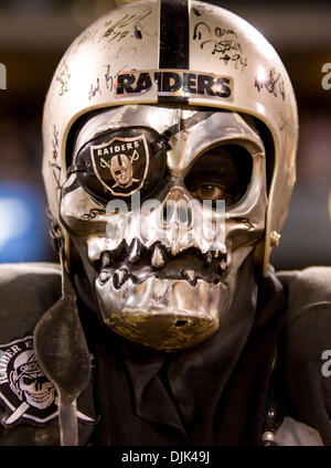 Agosto 28, 2010 - Oakland, la California, Stati Uniti - Uno sguardo nel Oakland Raiders buco nero sezione della ventola. (Credito Immagine: © William Mancebo/ZUMApress.com) Foto Stock