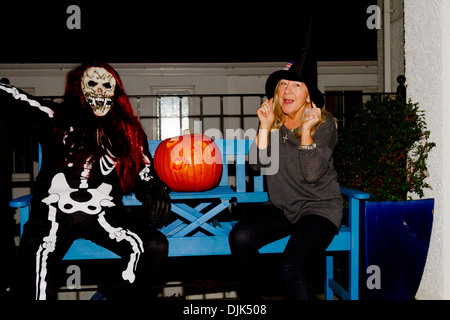 L uomo e la donna a Halloween costume scheletro Foto Stock