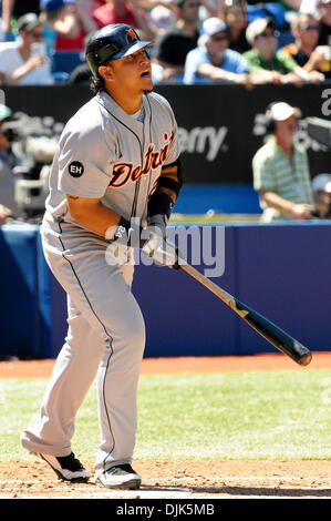 Il 29 agosto 2010 - Toronto, Ontario, Canada - Detroit Tigers primo baseman Miguel Cabrera (24) in azione durante il Toronto Blue Jays vs Detroit Tigers gioco presso il Rogers Centre di Toronto, Ontario. Detroit è andato a sconfiggere Toronto da parte di un cliente di 10-4. (Credito Immagine: © Adrian Gauthier/Southcreek globale/ZUMApress.com) Foto Stock