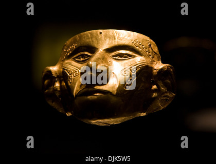 Maschera d'oro presso il Museo d'oro a Bogotà, Colombia Foto Stock