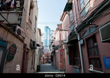 Vista sulla strada secondaria vicino a Jiangyin Road con destinazione fortunato Plaza sullo sfondo a Shanghai in Cina Foto Stock