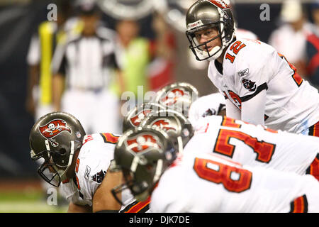 Sett. 02, 2010 - Houston, Texas, Stati Uniti d'America - Tampa Bay Buccaneers QB Rudy Carpenter (#12) guarda oltre la sua linea di attacco. Il Tampa Bay Buccaneers sconfitta Houston Texans 24-17 al Reliant Stadium di Houston, TX. (Credito Immagine: © Anthony Vasser/Southcreek globale/ZUMApress.com) Foto Stock