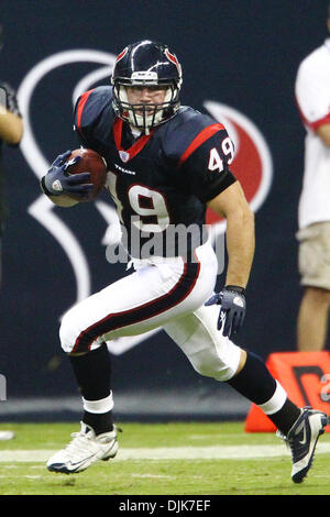 Sett. 02, 2010 - Houston, Texas, Stati Uniti d'America - Houston Texans FB Jack Corcoran (#49) corre ampia fuori per un fragore di guadagno. Il Tampa Bay Buccaneers sconfitta Houston Texans 24-17 al Reliant Stadium di Houston, TX. (Credito Immagine: © Anthony Vasser/Southcreek globale/ZUMApress.com) Foto Stock