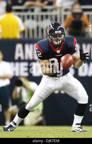 Sett. 02, 2010 - Houston, Texas, Stati Uniti d'America - Houston Texans TE Derek ammenda (#82) restituisce un onside kick in ritardo nel primo semestre. Il Tampa Bay Buccaneers sconfitta Houston Texans 24-17 al Reliant Stadium di Houston, TX. (Credito Immagine: © Anthony Vasser/Southcreek globale/ZUMApress.com) Foto Stock