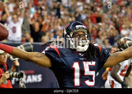 Sett. 02, 2010 - Houston, Texas, Stati Uniti d'America - Houston Texans WR Bobby Williams (#15) festeggia dopo aver segnato un touchdown. Il Tampa Bay Buccaneers sconfitta Houston Texans 24-17 al Reliant Stadium di Houston, TX. (Credito Immagine: © Anthony Vasser/Southcreek globale/ZUMApress.com) Foto Stock