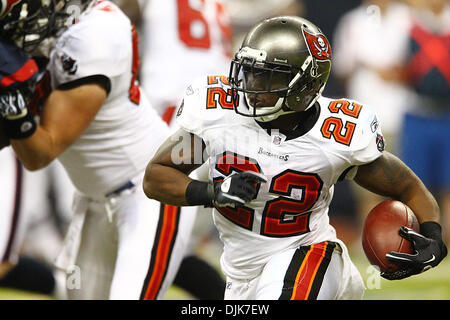 Sett. 02, 2010 - Houston, Texas, Stati Uniti d'America - Tampa Bay Buccaneers RB Clifton Smith (#22) corre ampia su una corsa. Il Tampa Bay Buccaneers sconfitta Houston Texans 24-17 al Reliant Stadium di Houston, TX. (Credito Immagine: © Anthony Vasser/Southcreek globale/ZUMApress.com) Foto Stock