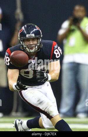 Sett. 02, 2010 - Houston, Texas, Stati Uniti d'America - Houston Texans TE Garrett Graham (#88) scende un passaggio basso in uno spazio aperto. Il Tampa Bay Buccaneers sconfitta Houston Texans 24-17 al Reliant Stadium di Houston, TX. (Credito Immagine: © Anthony Vasser/Southcreek globale/ZUMApress.com) Foto Stock