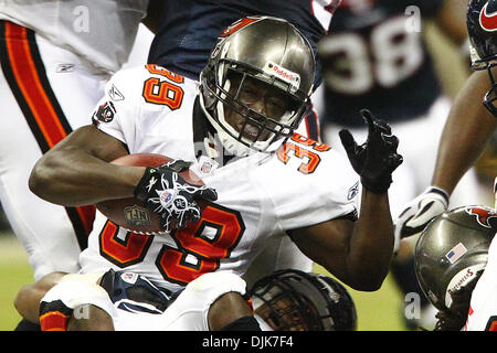 Sett. 02, 2010 - Houston, Texas, Stati Uniti d'America - Tampa Bay Buccaneers RB Carlos marrone (#39) è portato verso il basso dietro la linea di scrimmage. Il Tampa Bay Buccaneers sconfitta Houston Texans 24-17 al Reliant Stadium di Houston, TX. (Credito Immagine: © Anthony Vasser/Southcreek globale/ZUMApress.com) Foto Stock