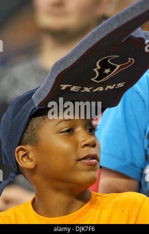 Sett. 02, 2010 - Houston, Texas, Stati Uniti d'America - a Houston Texans fan indossa un #1 dito di schiuma sul suo cappello. Il Tampa Bay Buccaneers sconfitta Houston Texans 24-17 al Reliant Stadium di Houston, TX. (Credito Immagine: © Anthony Vasser/Southcreek globale/ZUMApress.com) Foto Stock