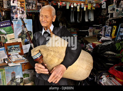 Il sig. Pascalis Christides, un grande maestro della gaida (cornamuse) da Didymoteicho town, di Evros, di Tracia, Grecia. Foto Stock