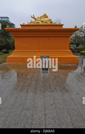 Ridendo statua di Buddha nel tempio di Qibao in Minhang District, Shanghai, Cina Foto Stock