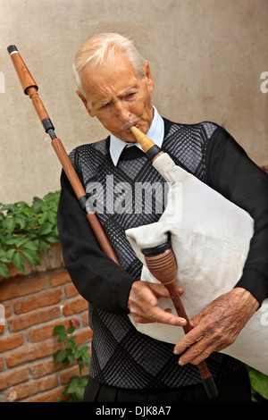 Il sig. Pascalis Christides, un grande maestro della gaida (cornamuse) da Didymoteicho town, di Evros, di Tracia, Grecia. Foto Stock