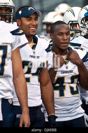 Sep 02, 2010 - San Francisco, California, Stati Uniti - San Diego Chargers running back RYAN MATHEWS #24 e running back DARREN SPROLES #43 attendere vicino spogliatoio porta a entrare in gioco al San Francisco 49ers vs San Diego Chargers NFL Football preseason game tenuto al Candlestick Park. San Francisco 49ers battere San Diego Chargers 17-14. (Credito Immagine: © Al Golub/ZUMApress.com) Foto Stock